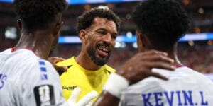 O goleiro Vozinha, de Cabo Verde, festeja com companheiros o empate em 0 a 0 com a Espanha - Fifa/Divulgação