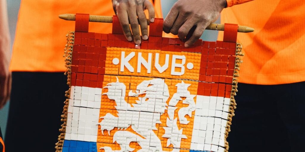 Seleção da Holanda usa troca de flâmulas para ativar parceria com Lego