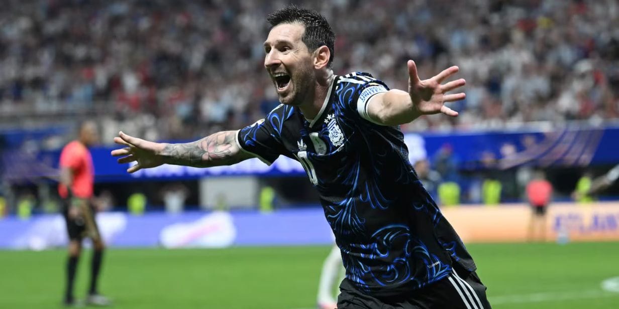 Lionel Messi comemora gol da Argentina na semifinal com a Inglaterra - Divulgação/Fifa
