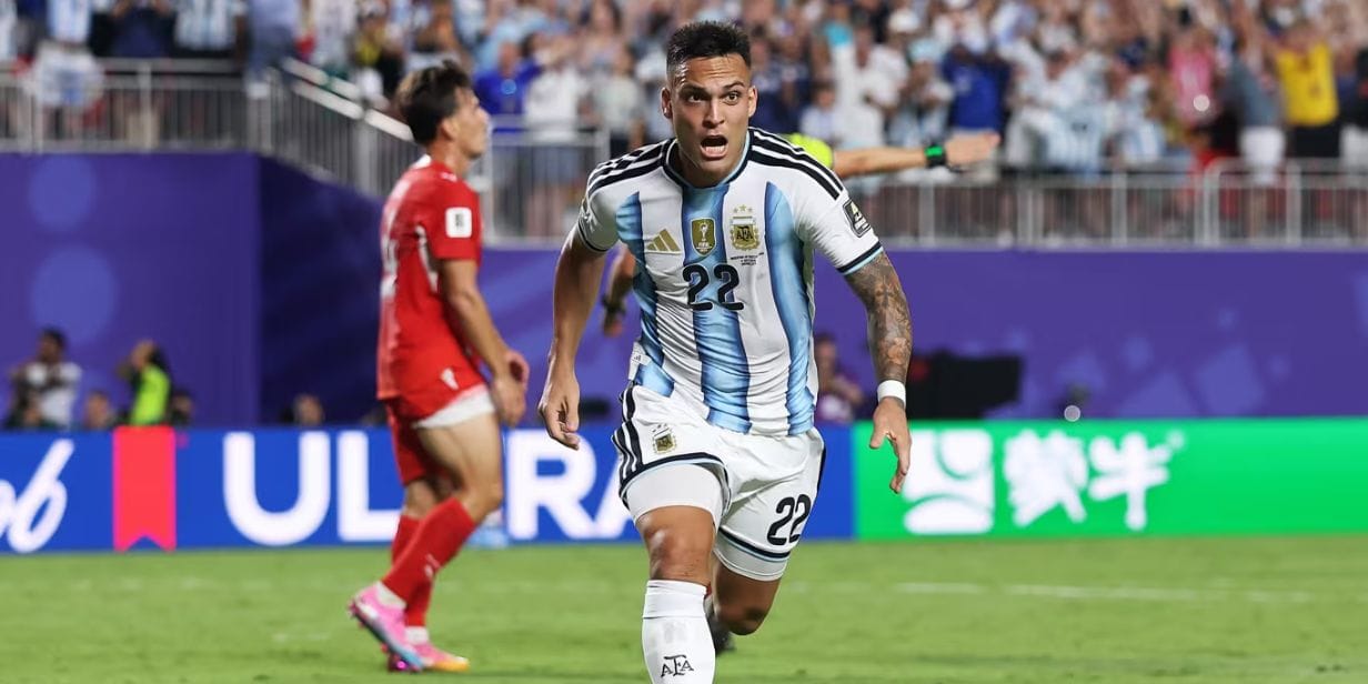 Lautaro Martínez comemora o terceiro gol da Argentina sobre a Suíça - Divulgação/Fifa