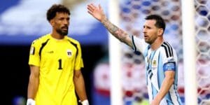 O goleiro Vozinha encara o astro argentino Lionel Messi - Divulgação/Fifa