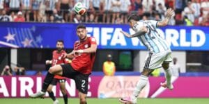 Enzo Fernández marca de cabeça o terceiro gol da Argentina contra o Egito - Fifa/Divulgação