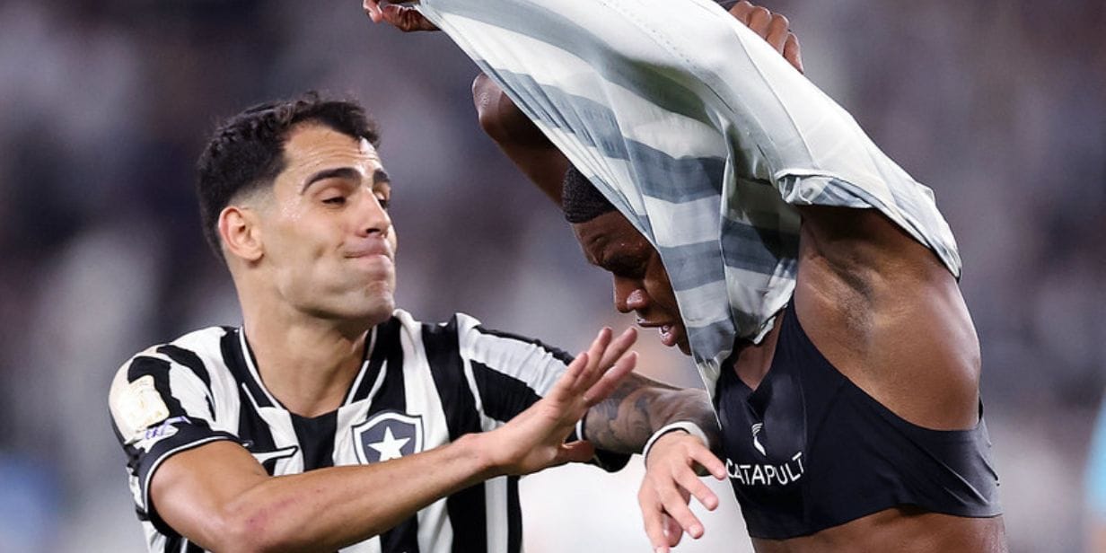 O panamenho Kadir Barría (à dir.) tira a camisa para comemorar o gol da vitória do Botafogo sobre o Santos - Vitor Silva/Botafogo