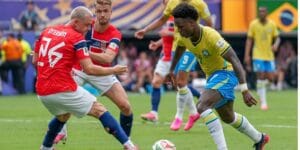 Vini Jr. tenta superar a marcação da Noruega - Nelson Terme / CBF