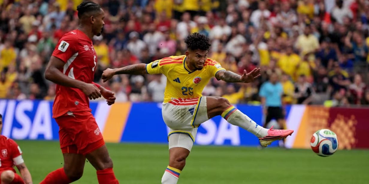 Luis Suárez (à dir.), da Colômbia, tenta o chute em jogo contra a Suíça - Fifa/Divulgação