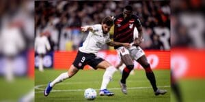 Yuri Alberto (à esq.), do Corinthians, tenta superar a marcação do Athletico - Rodrigo Coca/Agência Corinthians