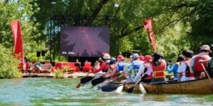 Turistas no Canadá puderam assistir jogos de telões instalados à beira da orla - Divulgação/Destination Canadá