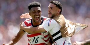 Freeman (à esq.) comemora gol dos EUA contra a Austrália, boa campanha da seleção norte-americana atraiu a atenção da mídia - Divulgação/Fifa
