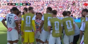 Pausa para hidratação durante o jogo entre EUA e Bórnia e Herzegovina - Reprodução/YouTube @cazetv
