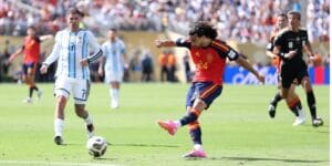 Cucurella (à dir.), da Espanha, tenta o chute, marcado por De Paul, da Argentina - Divulgação/Fifa