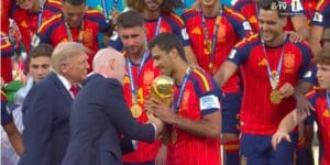 Donald Trump e Gianni Infantino entregam a Taça Fifa para a Espanha - Rerprodução/YouTube @cazetv