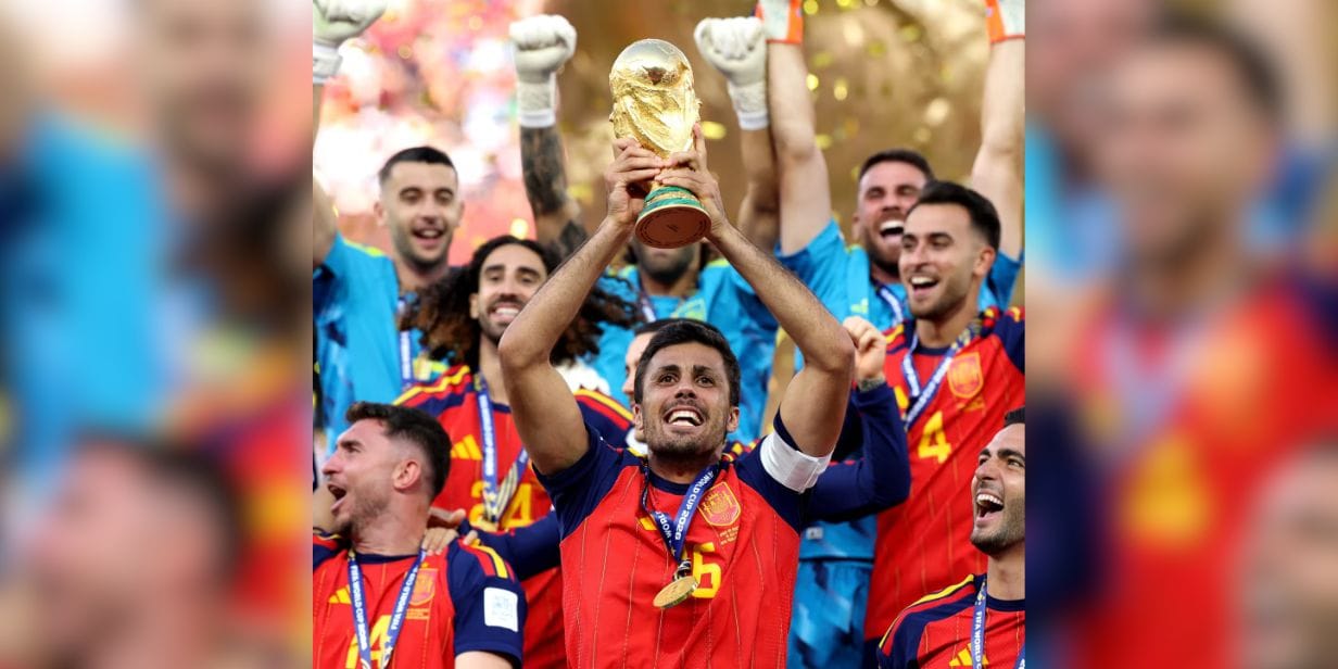 Meia Rodri, capitão da Espanha, ergue a Taça Fifa pelo título da Copa do Mundo 2026 - Divulgação/Fifa