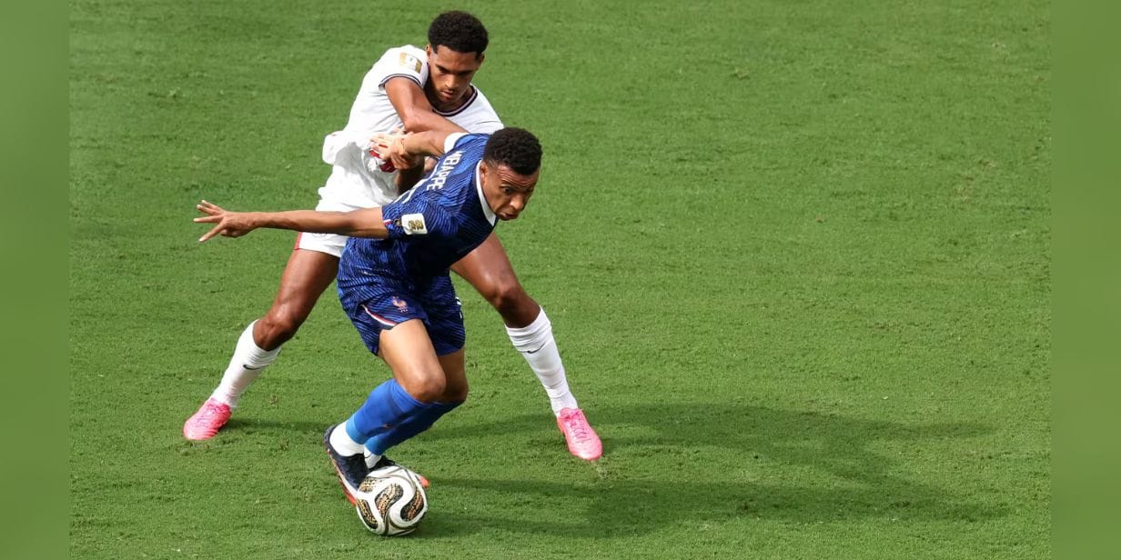 Mbappé tenta sair da marcação da Inglaterran na derrota da França por 6 a 4 - Divulgação/Fifa