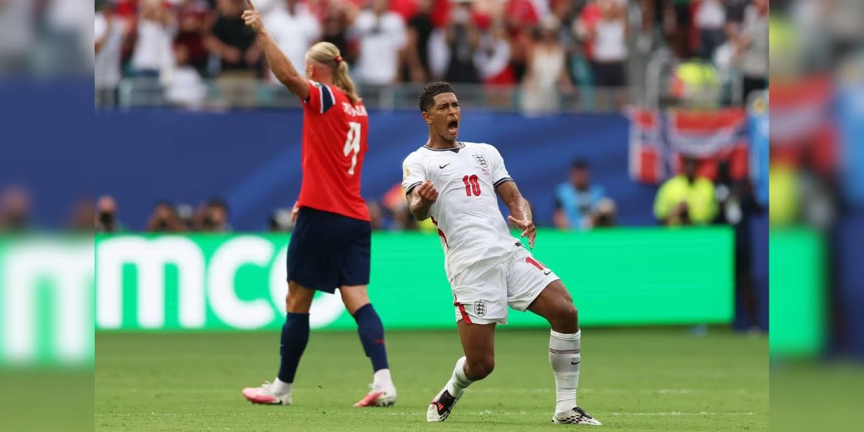 Bellingham (à dir.) vibra com gol da Inglaterra na vitória sobre a Norueba - Divulgação/Fifa