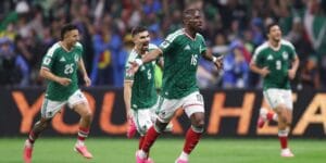 Quiñonez comemora o primeiro gol do México na vitória sobre o Equador - Fifa/Divulgação