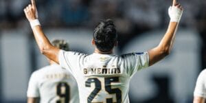 Gabriel Menino, do Santos, comemora gol contra a UCV pela Sul-Americana - Raul Baretta/ Santos