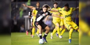 Spinelli, do Vasco, tenta passar pela marcação de Reinaldo, do Mirassol - Matheus Lima/Vasco