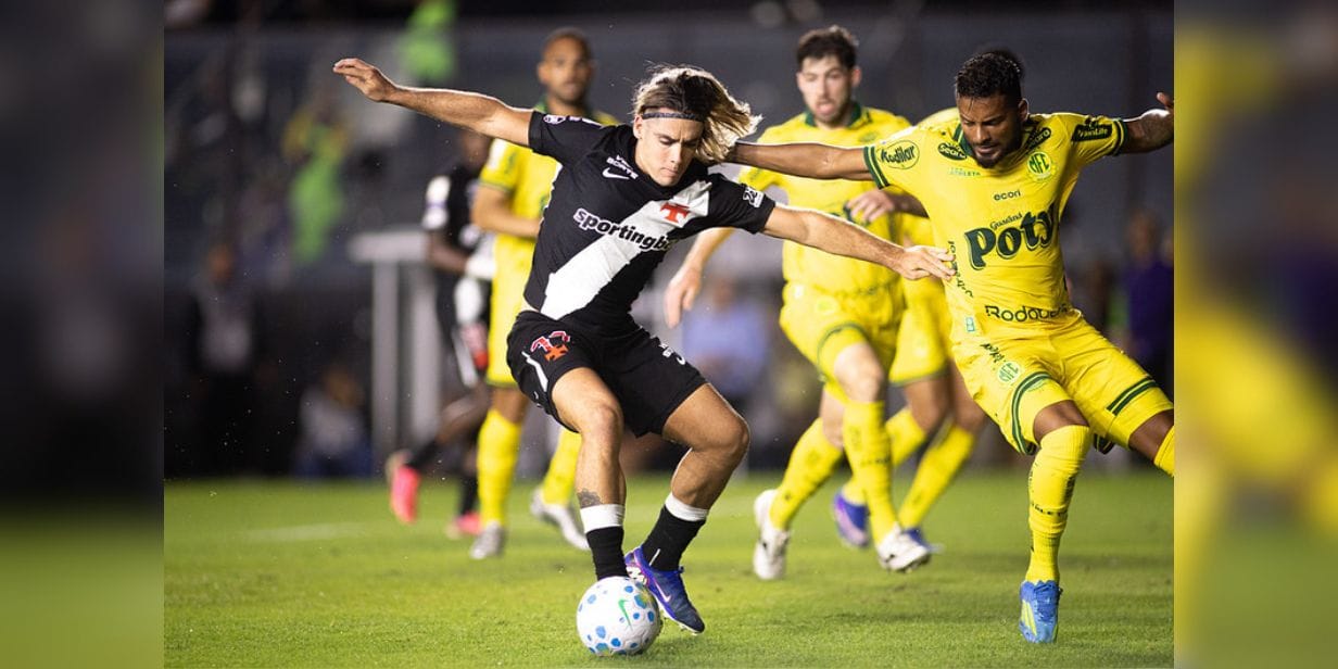 Spinelli, do Vasco, tenta passar pela marcação de Reinaldo, do Mirassol - Matheus Lima/Vasco