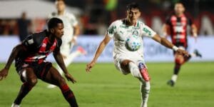 Ramon Sosa (à dir.), do Palmeiras, tenta passar pela marcação do Vitória - Cesar Greco/Palmeiras