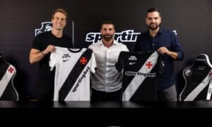 Antonio Forjaz (esq.), diretor da Sportingbet, posa com Pedrinho (centro) e João Vítor Assunção (esq.) - Divulgação