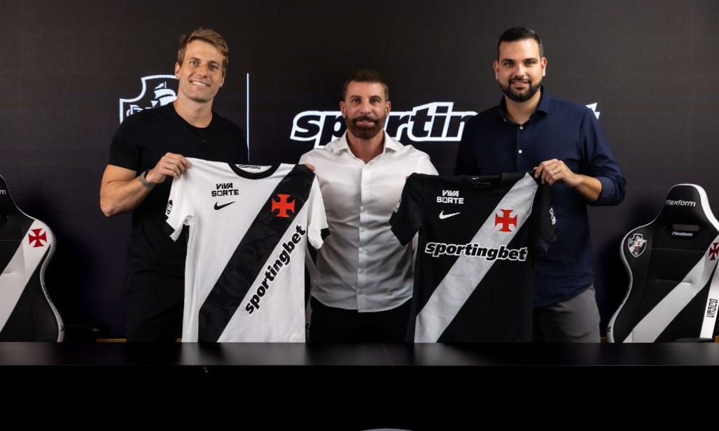 Antonio Forjaz (esq.), diretor da Sportingbet, posa com Pedrinho (centro) e João Vítor Assunção (esq.) - Divulgação