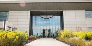 Woody Johnson adquire fatia da Aston Martin e assume vice-presidência da equipe na F1
