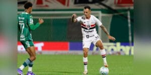 Iago, do São Paulo, tenta passar por Dylan Borrero, da Chapecoense - Rubens Chiri / São Paulo
