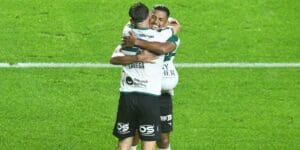 Pedro Rocha, autor do segundo gol, abraça Lavega, que deu a assistência para o gol do Coritiba - Gustavo Oliveira/Coritiba
