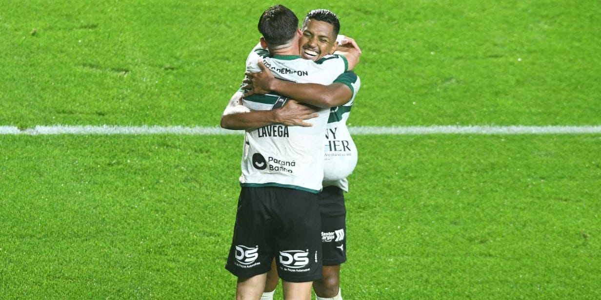 Pedro Rocha, autor do segundo gol, abraça Lavega, que deu a assistência para o gol do Coritiba - Gustavo Oliveira/Coritiba