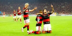 Arrascaeta, Samuel Lino e Pedro comemoram o segundo gol do Flamengo - Adriano Fontes / Flamengo
