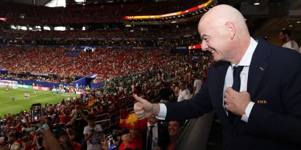 Infantino desiste de vender direitos comerciais do futebol, mas vê articulação para destituí-lo