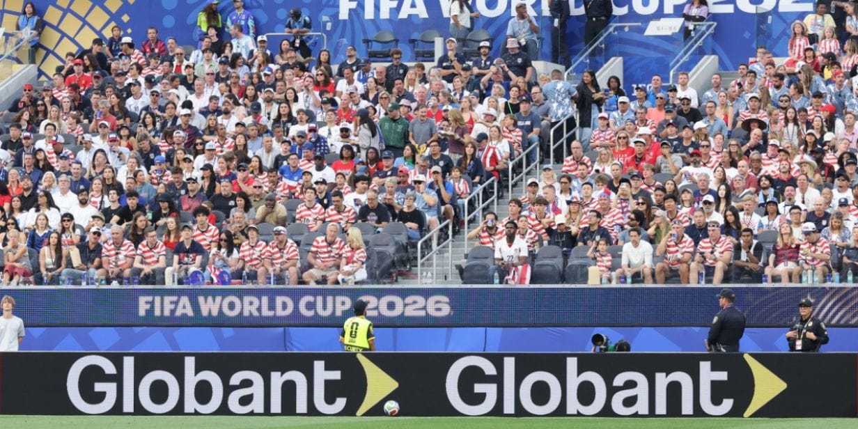 Placa da Globant durante jogo da Copa do Mundo 2026 - Divulgação