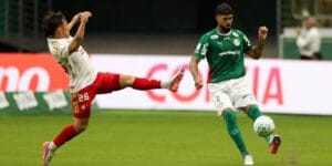 Alexander Barboza, do Palmeiras, tenta passar por Bernabei, do Internacional, no empate no Nubank Parque - Cesar Greco/Palmeiras