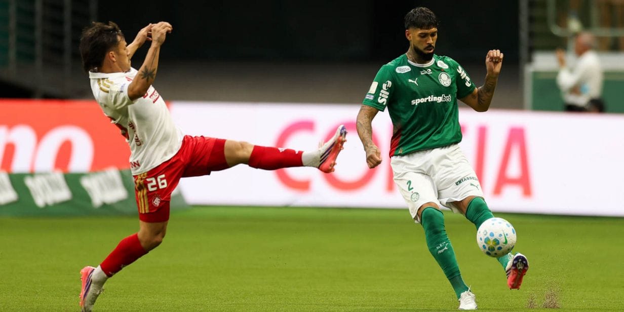 Alexander Barboza, do Palmeiras, tenta passar por Bernabei, do Internacional, no empate no Nubank Parque - Cesar Greco/Palmeiras