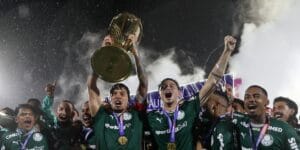 Gustavo Gómez, capitão do Palmeiras, ergue a taça de campeão do Paulistão 2026 - Cesar Greco/Palmeiras