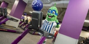 Super Pepino, mascote do Leganés, treina na esteira da Planet Fitness - Divulgação