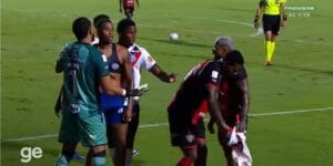 Marinho toma a camisa de Jean Lucas e Cacá tenta rasgá-la - Reprodução/Youtube @getv