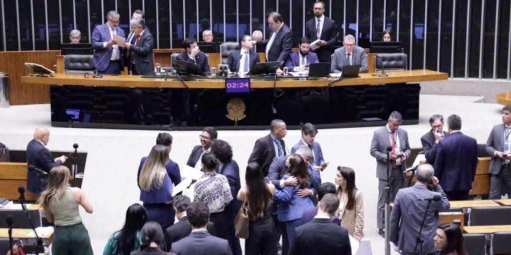 Câmara aprova projeto para desenvolver futebol feminino, com incentivo à presença de mulheres na gestão