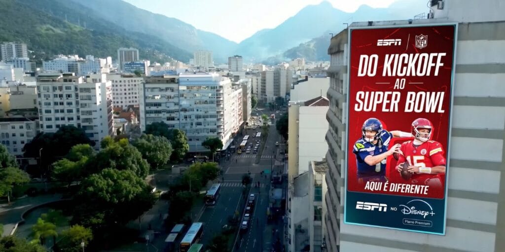 Disney+ promove ações de mídia exterior para alavancar audiência com NFL a partir de jogo no RJ