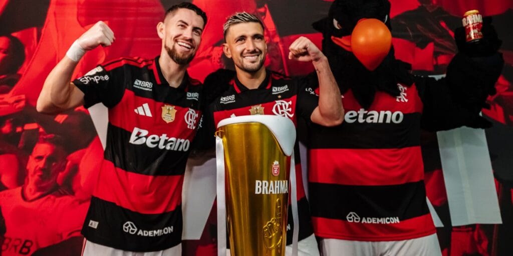 Brahma distribui cerveja para torcida do Flamengo após clube bater 5ª vitória consecutiva