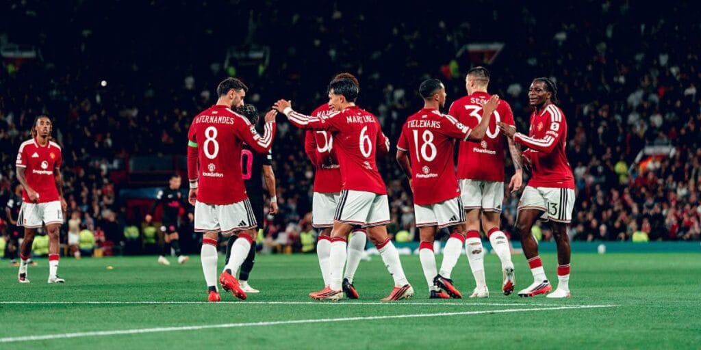 Manchester United tem recorde de receita com £ 677,6 milhões, mas custos financeiros geram prejuízo
