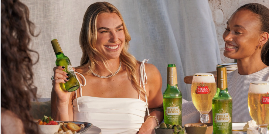 Aryna Sabalenka em publicidade de Stela Artois, um de seus patrocinadores - Divulgação