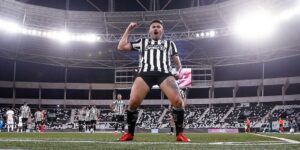 Tiquinho Soares comemora o gol da vitória do Botafogo contra a Chapecoense - Vítor Silva/Botafogo