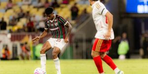 Autor do primeiro gol, Hércules, do Fluminense, tenta passar pela marcação do Internacional - Marina Garcia/Fluminense
