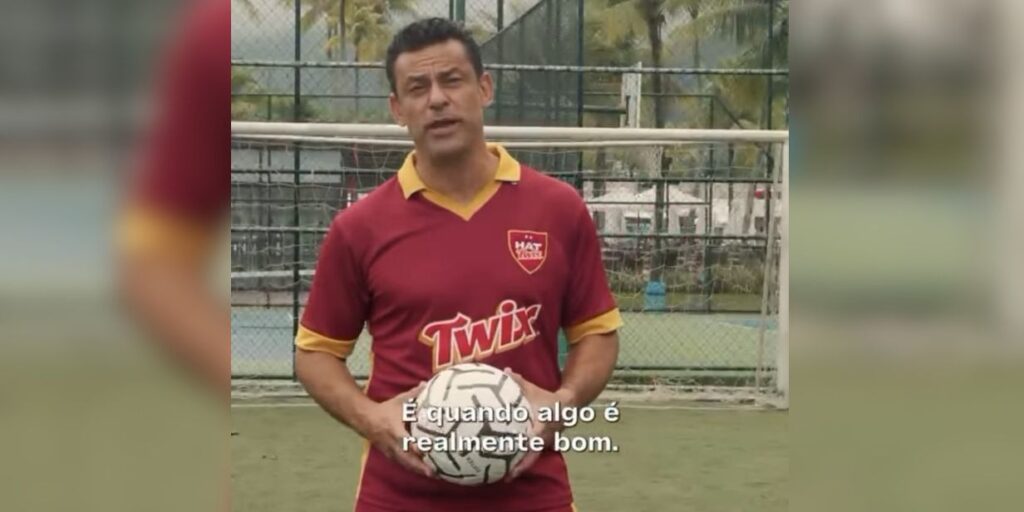Twix lança campanha publicitária com conceito hat-twix no futebol brasileiro