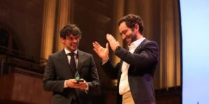 Gustavo Scarpa ao lado de Pedro Pacífico, o Bookster, ganhador de categoria do Prêmio Jabuti - Paulo Pinto/Agência Brasil