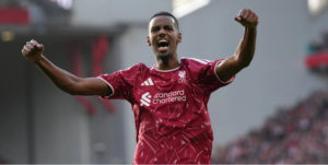 O Liverpool, de Alexander Isak, é um dos times da Premier League que contam com um patrocinador máster do setor de finanças - Divulgação