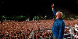 Lula saúda a multidão de apoiadores após ser reeleito presidente do Brasil - Ricardo Stuckert/Divulgação