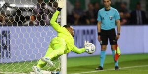 Carlos Miguel, do Palmeiras, defende pênalti de Nonato, do Fluminense - Cesar Greco/Palmeiras